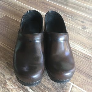 Brown leather Dansko clogs size 39